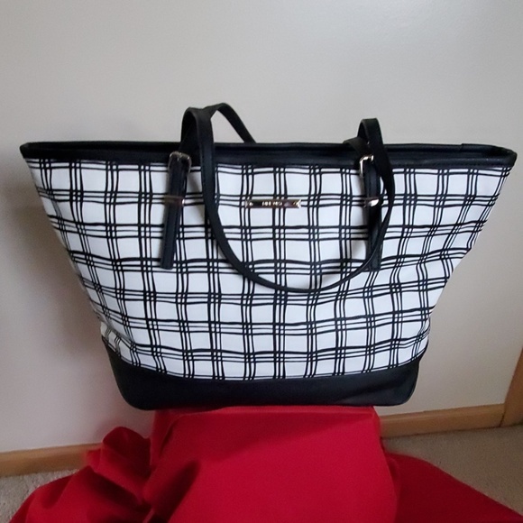 Nine West Handbags - Nine West Shoulder Bag
